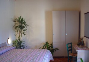 Escritorio, cunas y camas plegables/adicionales