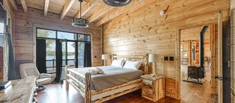 Lakefront Cabin w/ Hot Tub, Boat Dock, WiFi, a Game Room & Firepit - Dogs OK