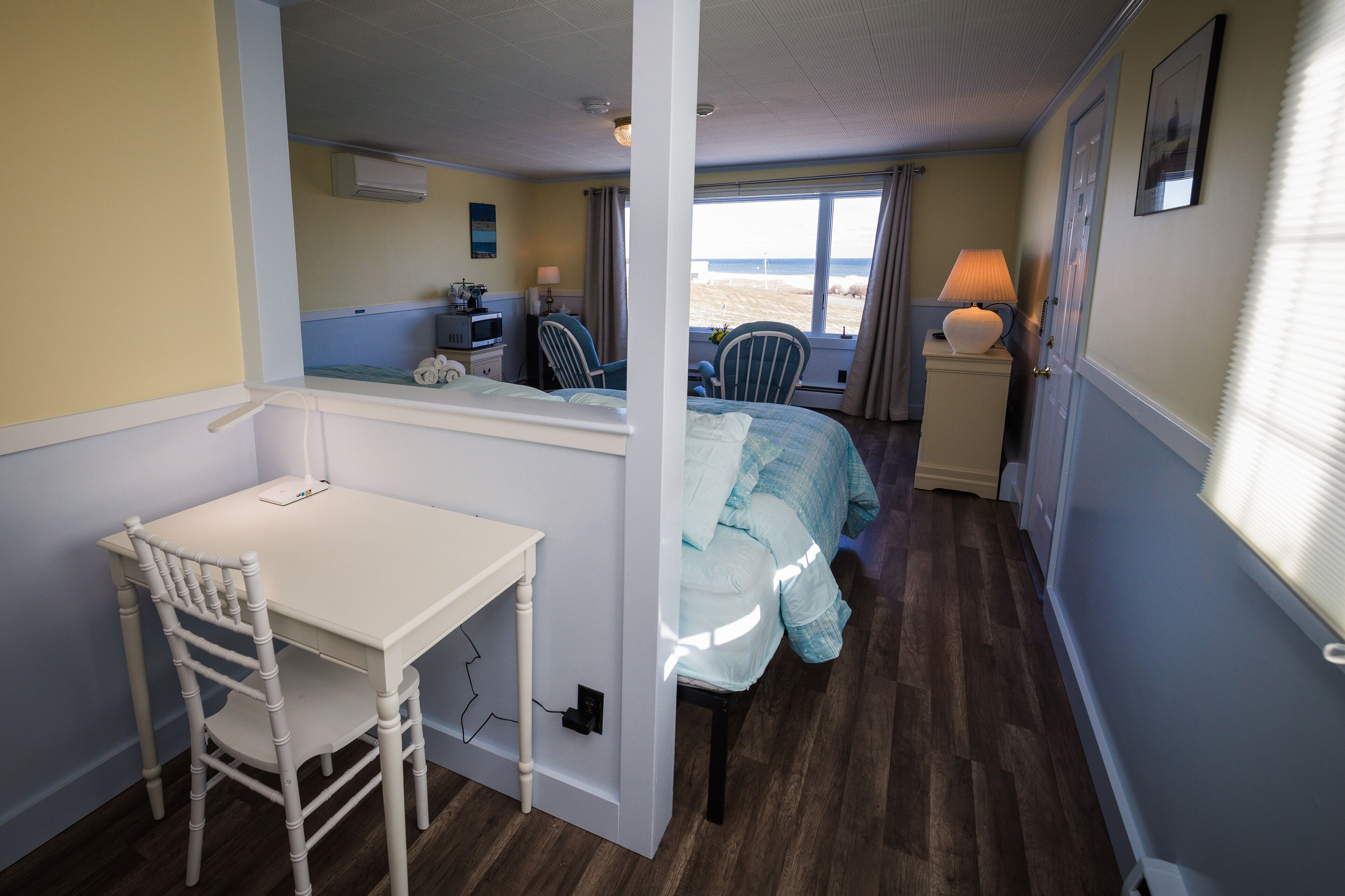 1 bedroom, desk, laptop workspace, wifi