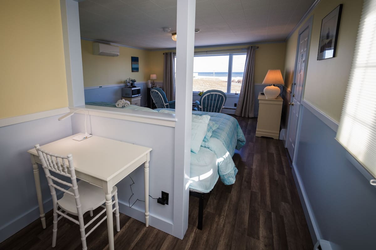 1 bedroom, desk, laptop workspace, wifi