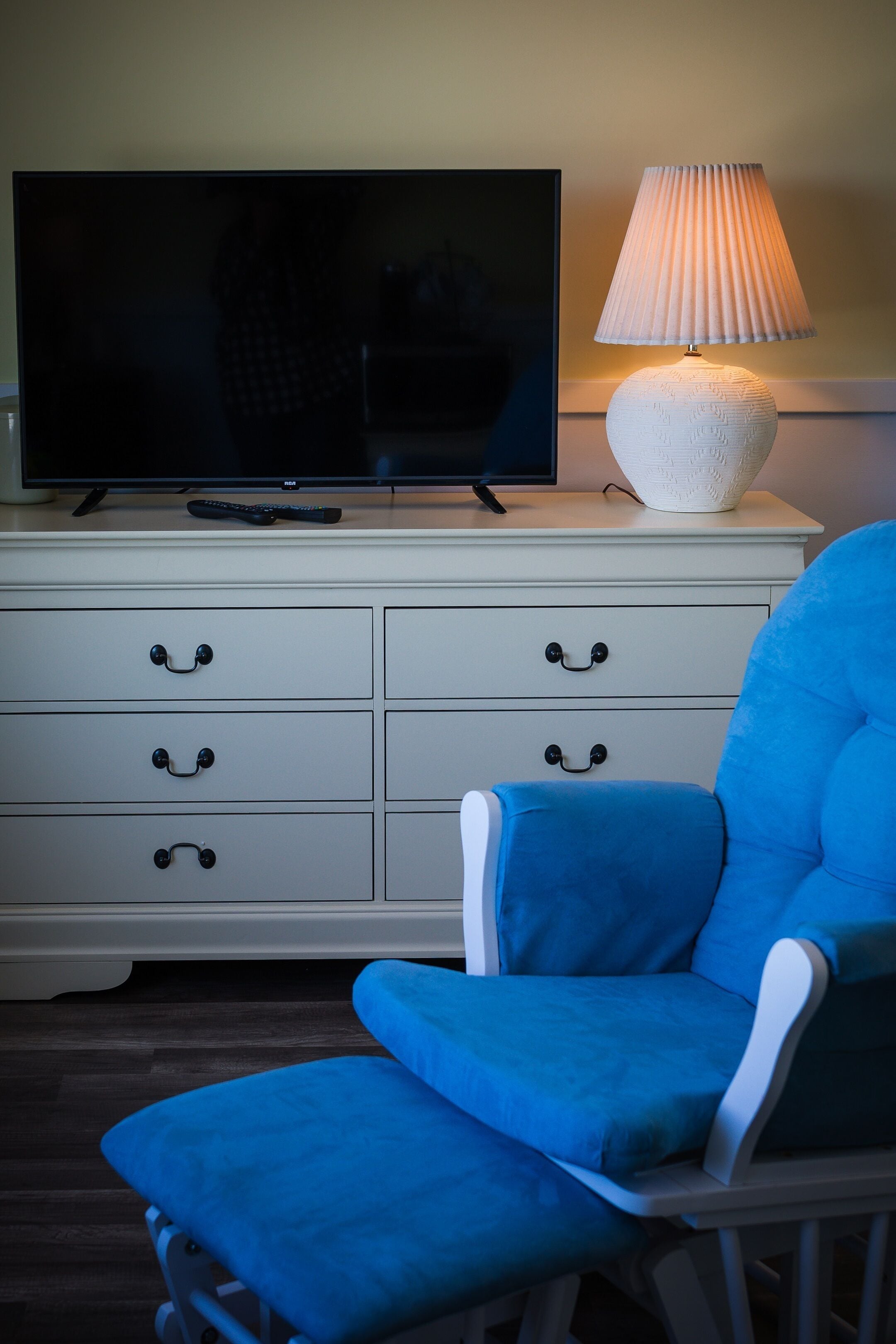 43-inch led tv with cable channels, tv, first-run films