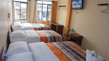 Værelse til 3 personer - privat badeværelse | Premium-sengetøj, mørklægningsgardiner, lydisolering, gratis Wi-Fi