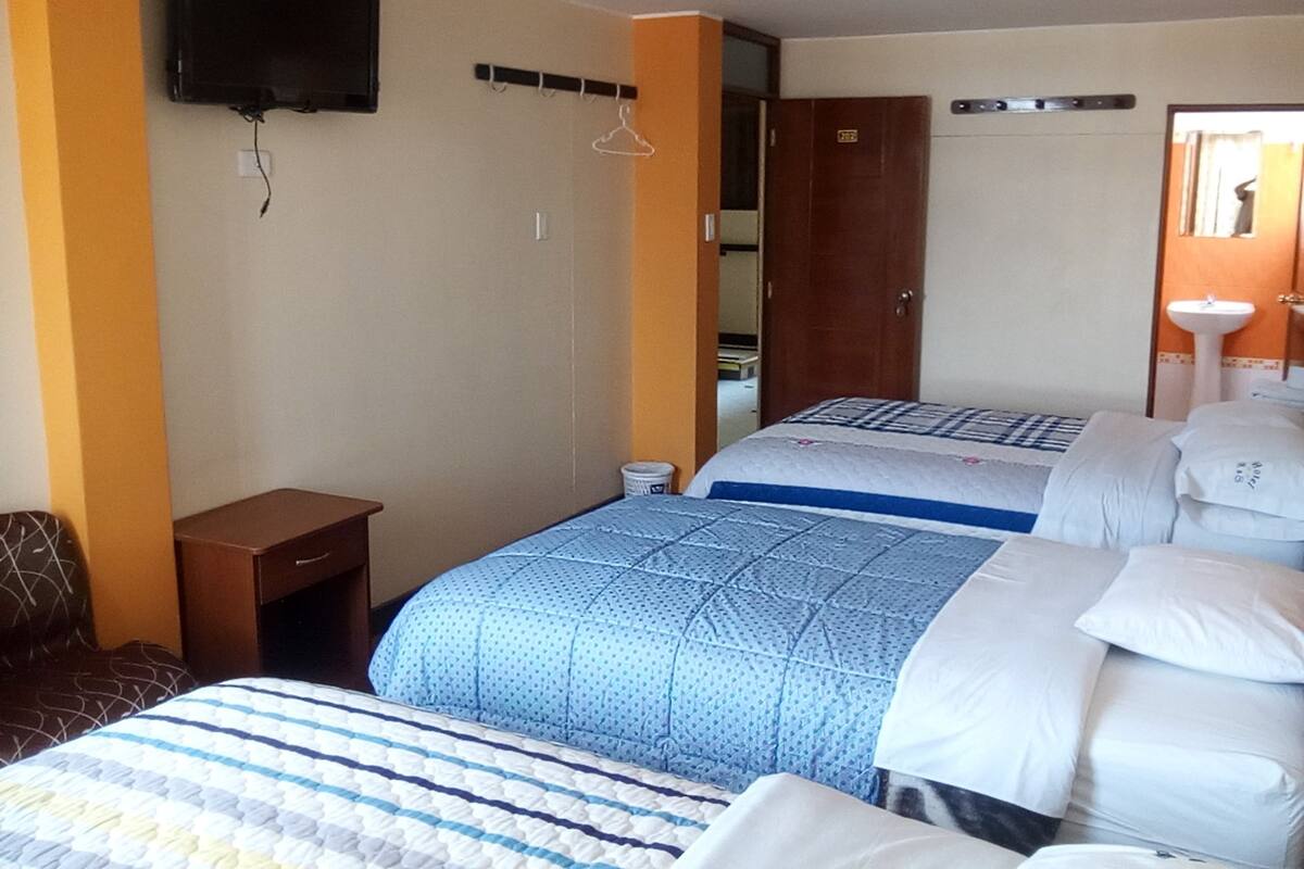 Driepersoonskamer, privébadkamer | Luxe beddengoed, verduisterende gordijnen, geluiddichte muren