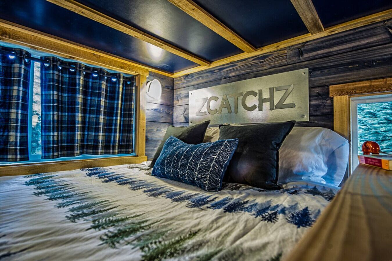 Desk, iron/ironing board, WiFi, bed sheets