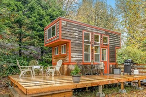 Outdoor dining - Fun Lofted Waterfront Home w/ Sauna and BBQ (Longview)