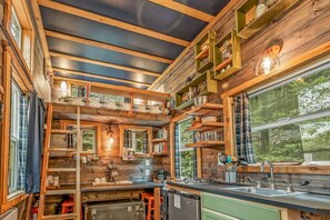 Fridge, stovetop, coffee/tea maker, toaster