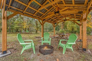 Outdoor dining - Fun Lofted Waterfront Home w/ Sauna and BBQ (Longview)