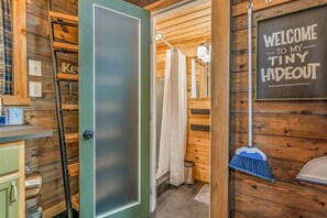 Shower, hair dryer, towels - Fun Lofted Waterfront Home w/ Sauna and BBQ (Longview)