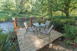 Outdoor dining - Fun Lofted Waterfront Home w/ Sauna and BBQ (Longview)