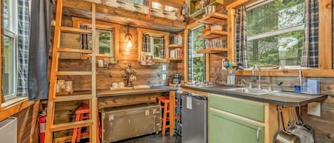 Réfrigérateur, plaque de cuisson, cafetière/bouilloire, grille-pain