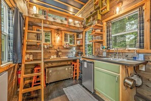 Kühlschrank, Herdplatte, Wasserkocher mit Kaffee-/Teezubehör, Toaster