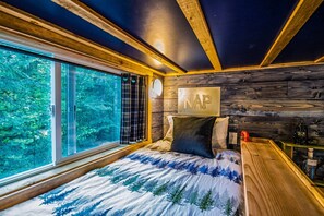 2 bedrooms, iron/ironing board, WiFi, bed sheets - Fun Lofted Waterfront Home w/ Sauna and BBQ (Longview)