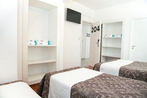 Üç Kişilik Oda | Anti alerjik yatak takımı, ayrı ayrı dekore edilmiş, ayrı ayrı döşenmiş