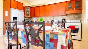 Family House, 6 Bedrooms | Private kitchen | Fridge, microwave, oven, stovetop