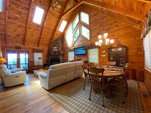 Interior - Easy Access, Screened Porch w/Hot Tub (Morganton)