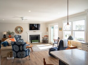 Smart TV, chimenea y libros 