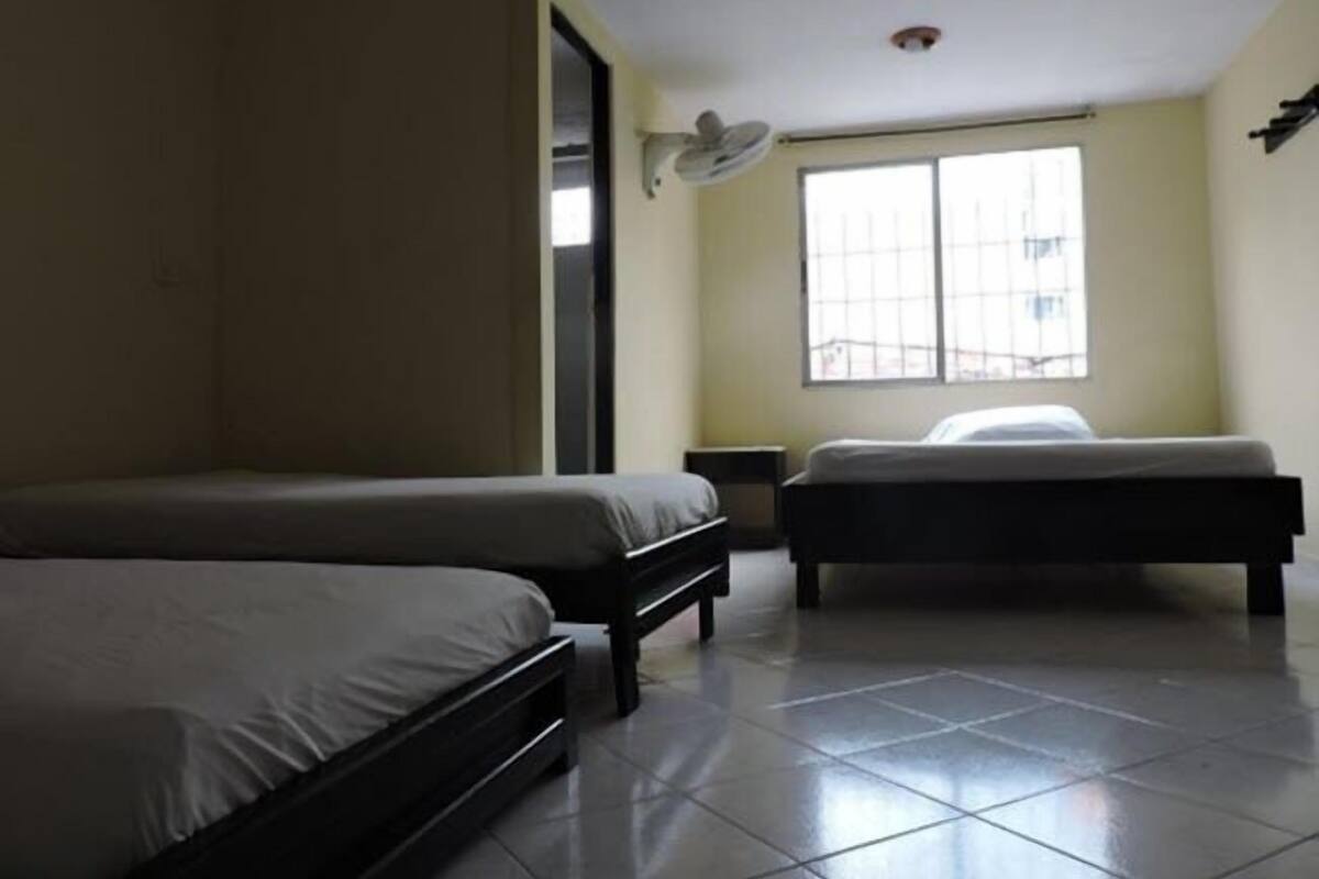 Quarto triplo | Ferros/tábuas de passar roupa, Wi-Fi de cortesia, roupa de cama