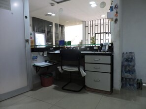 Chuveiro, chuveiro com efeito de chuva, sabonete, papel higiênico