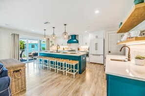 ثلاجة، ماكينة لصنع القهوة/الشاي، مستلزمات طهي/أطباق/أوعية