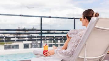 Utendørsbasseng, bassengparasoller og solsenger