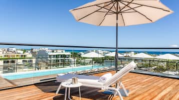 Ulkouima-allas avoinna 8.00–19.00, aurinkovarjoja, aurinkotuoleja