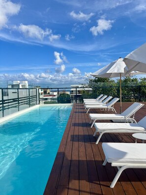 Piscine extérieure, parasols de plage, chaises longues