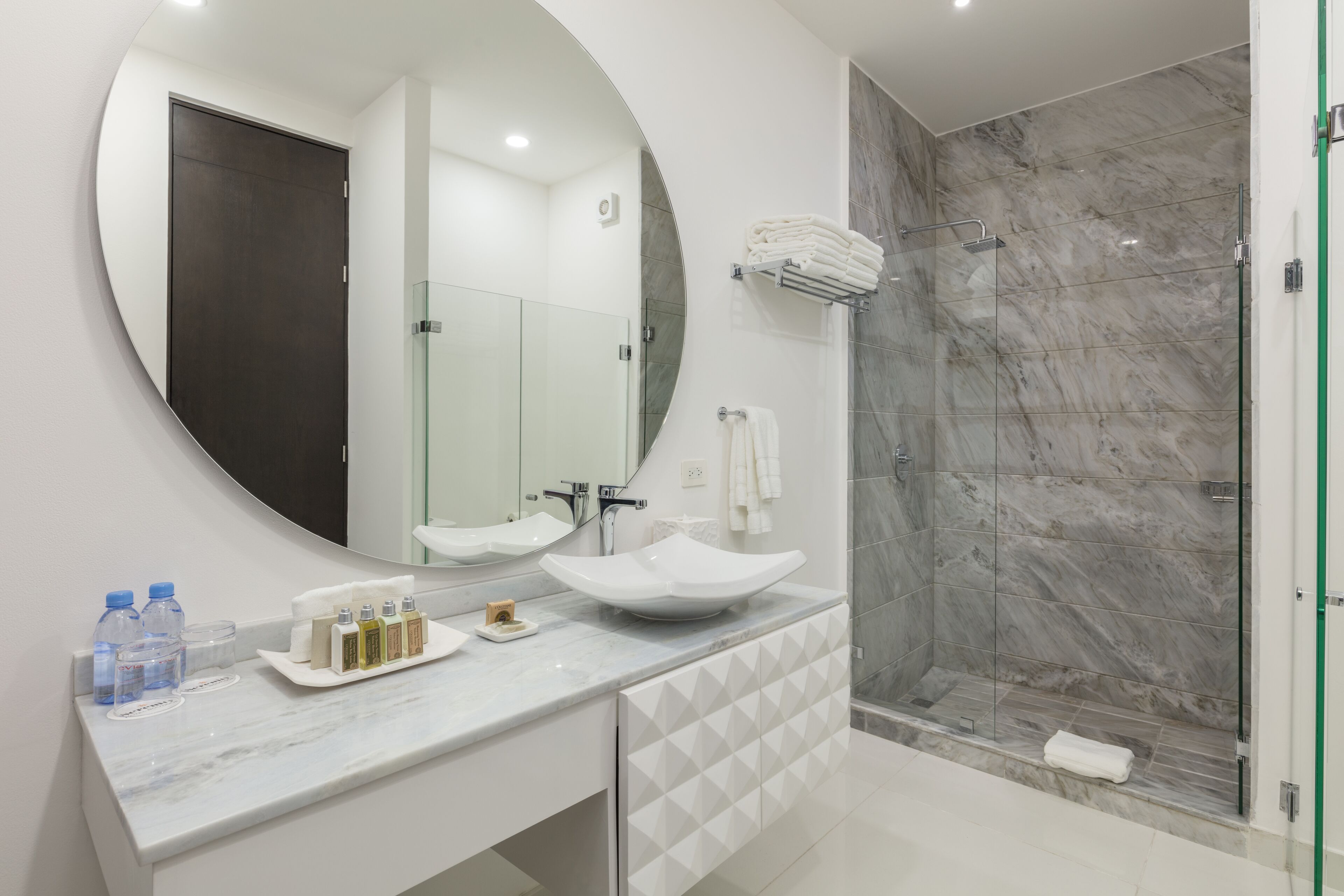 serenity penthouse | bathroom | combined shower/bathtub, free toiletries, hair dryer, towels