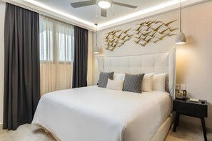 Ropa de cama de alta calidad y caja de seguridad en la habitación 