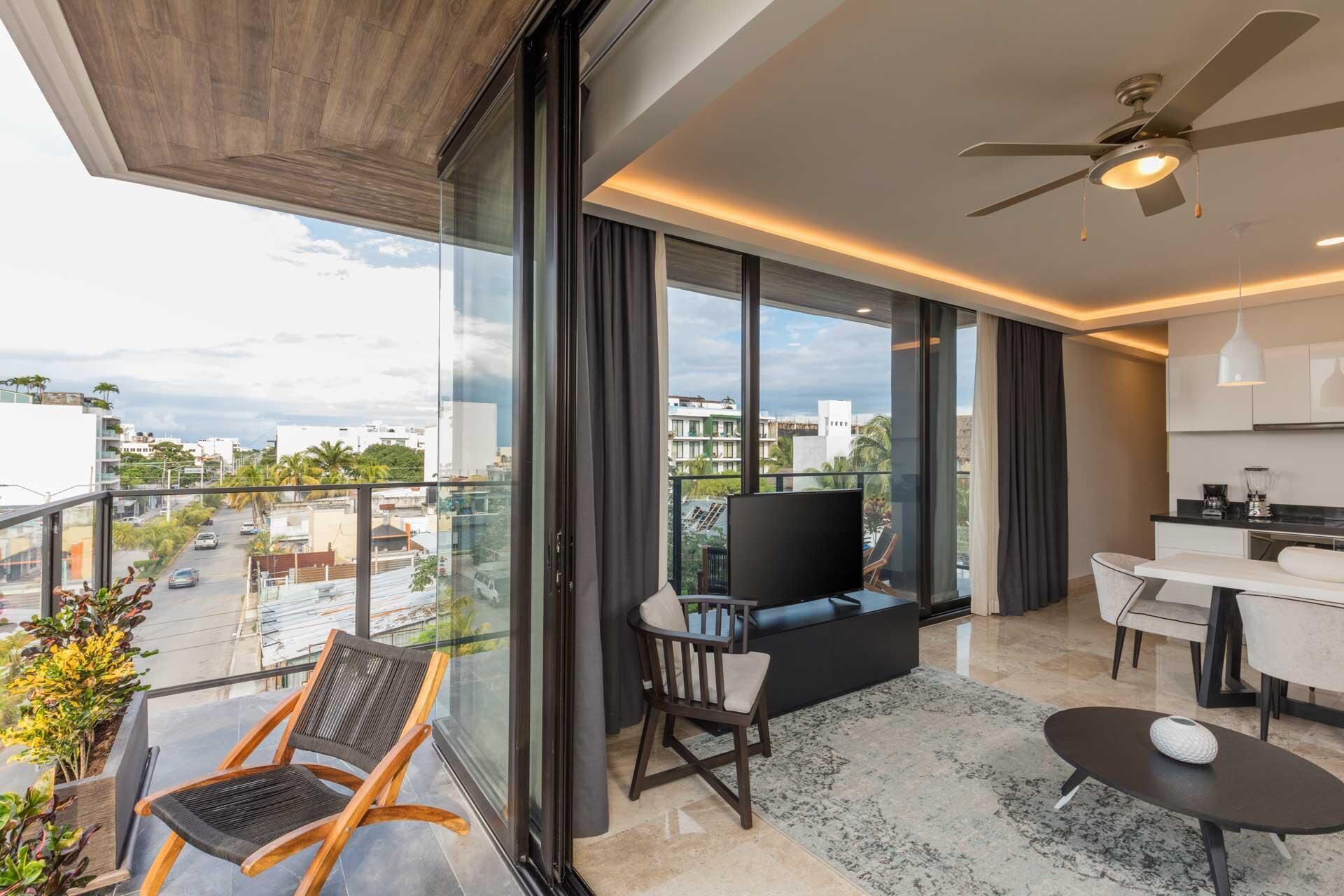 Ropa de cama de alta calidad y caja de seguridad en la habitación 