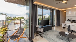 A modern apartment with a balcony, a dining area, and a kitchen. - Serenity Hotel Boutique by Alsol (Playa del Carmen)