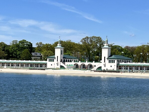 Beach nearby, sun loungers, beach towels