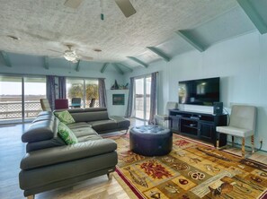 Smart TV, DVD player - Rest/relaxation fishing right from the dock in your front yard under green light (Freeport)