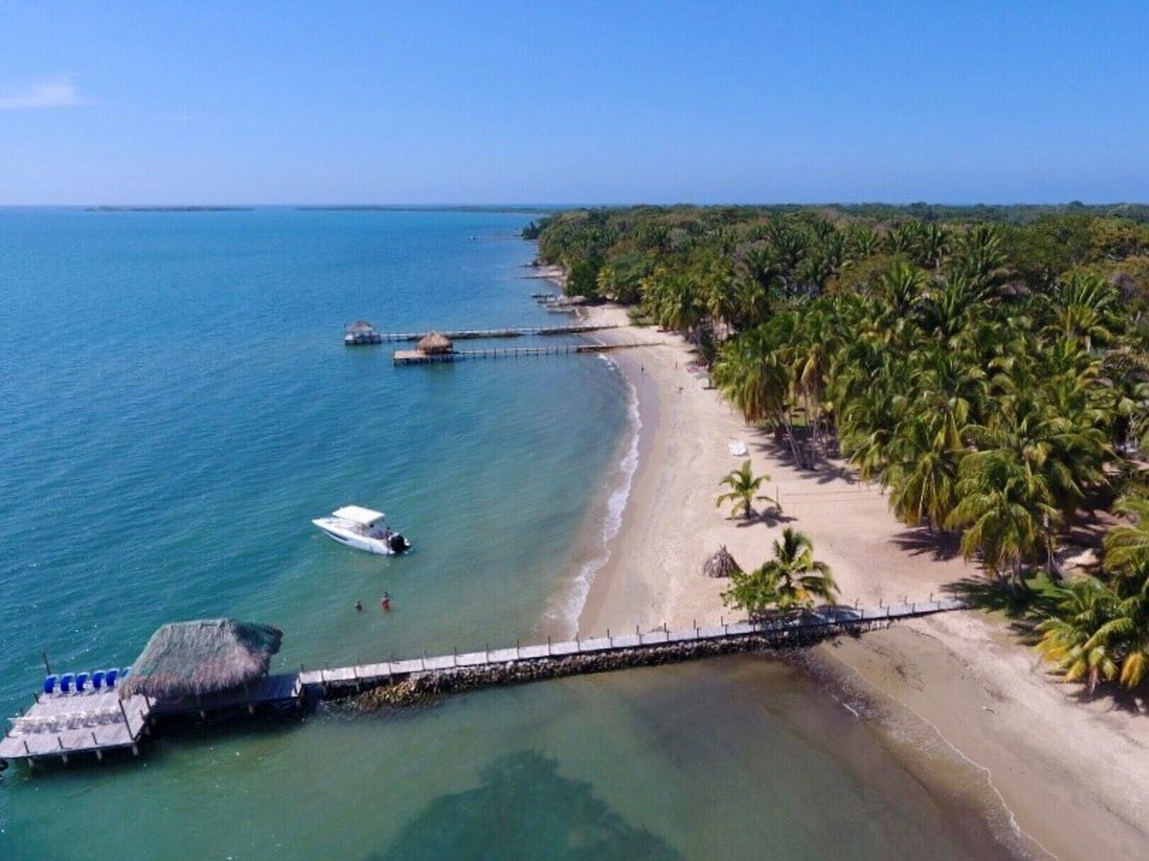 Ubicación a pie de playa, tumbonas y toallas de playa