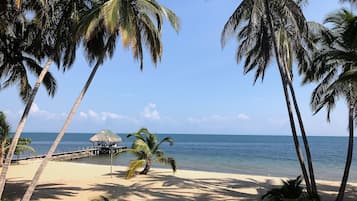 Plage, chaises longues, serviettes de plage