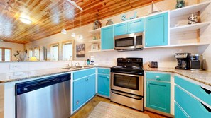 冷蔵庫、電子レンジ、オーブン、コンロ