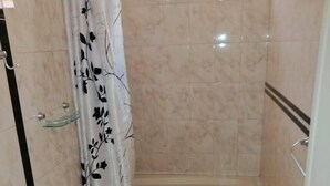 A bathroom with a toilet, a sink, and a bathtub. - Hostal Characato Suite (Arequipa)