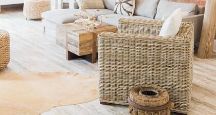 City Vibes:Trendy/ community Pool/ Weekday Escape!