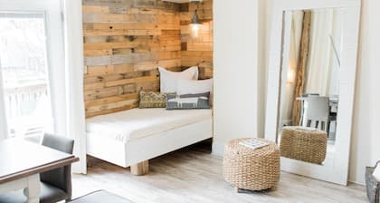 City Vibes:Trendy/ community Pool/ Weekday Escape!