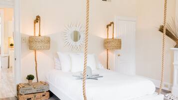 2 slaapkamers, een bureau, een strijkplank/strijkijzer, reisbedje