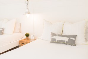 2 habitaciones, escritorio y tabla de planchar con plancha 