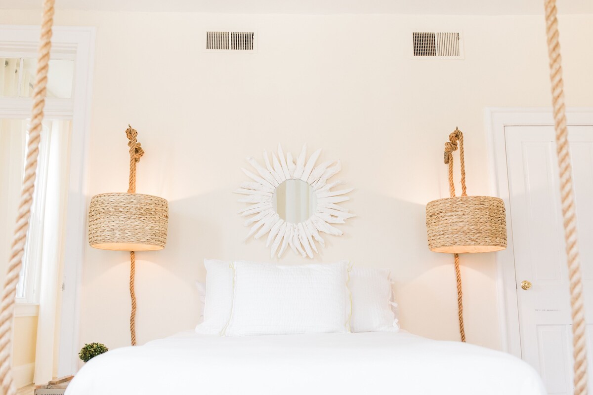 City Vibes:Trendy/ community Pool/ Weekday Escape!