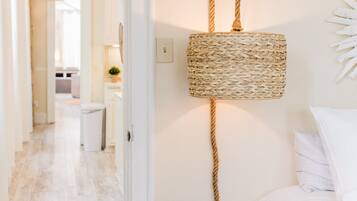 2 habitaciones, escritorio y tabla de planchar con plancha