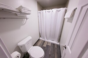 Dusj, hårføner, håndklær og såpe