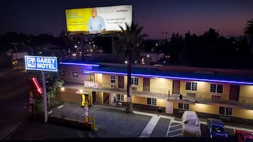 Fachada de la propiedad por la tarde o noche