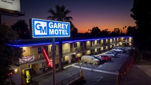 Ein mehrstöckiges Motel mit einem gut sichtbaren Schild, auf dem 'Garey Motel' steht.