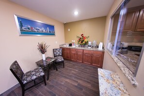 Lobby sitting area - Garey Motel (Pomona)