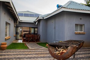 Outdoor dining - Chitova’s Guesthouse (Victoria Falls)