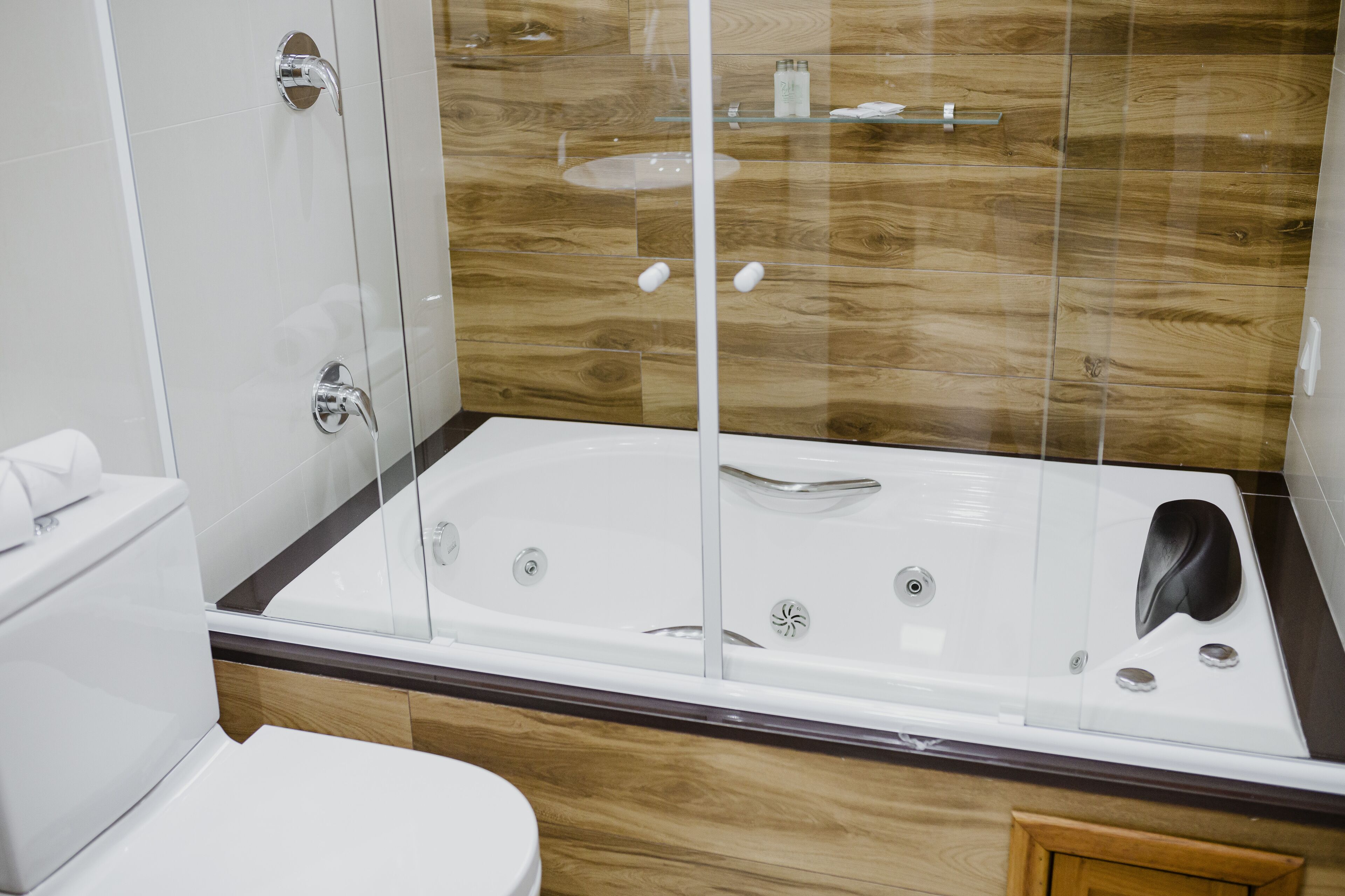 Quarto triplo luxo, vista para a montanha | Banheiro | Chuveiro, chuveiro com efeito de chuva, produtos de toalete grátis 