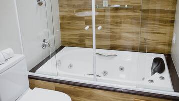 Quarto triplo luxo, vista para a montanha | Banheiro | Chuveiro, chuveiro com efeito de chuva, produtos de toalete grátis