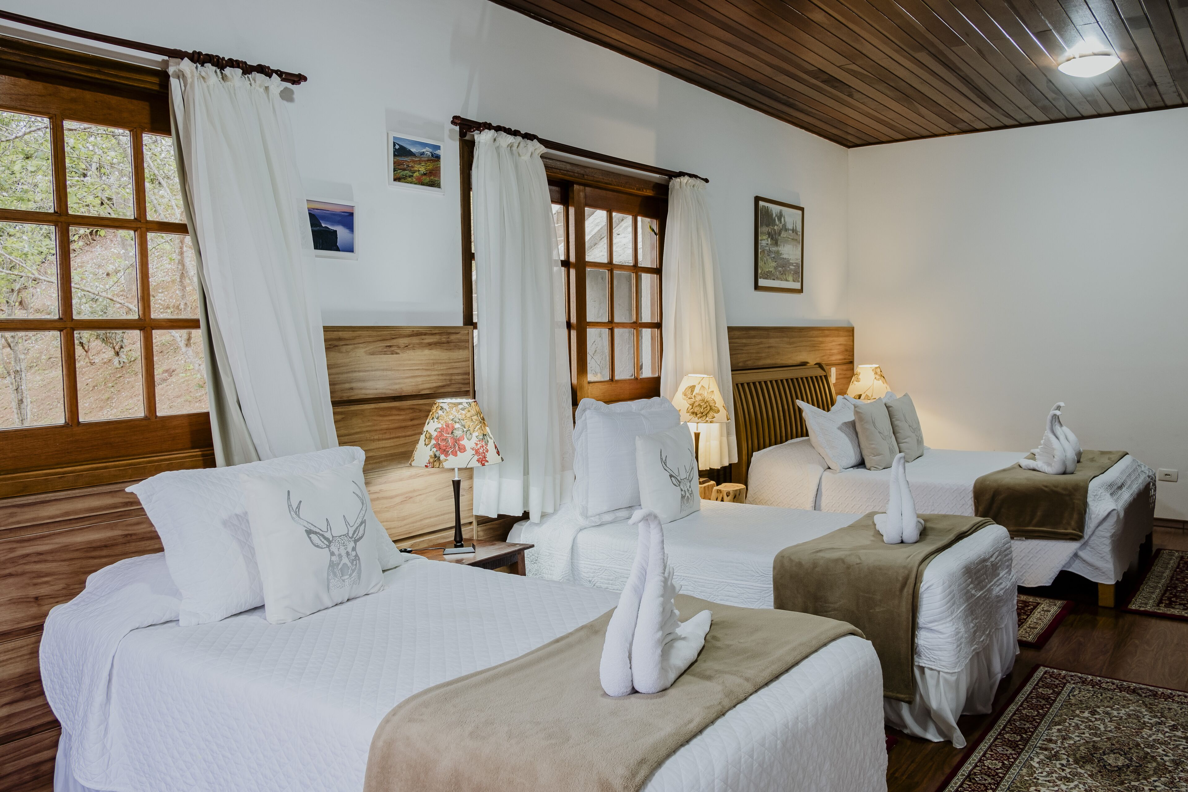 Quarto quádruplo família, várias camas, vista para a montanha | Frigobar, cofres nos quartos, individualmente decorados